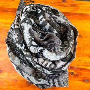 Wilfred Aritzia wool scarf - gorgeous unique pattern